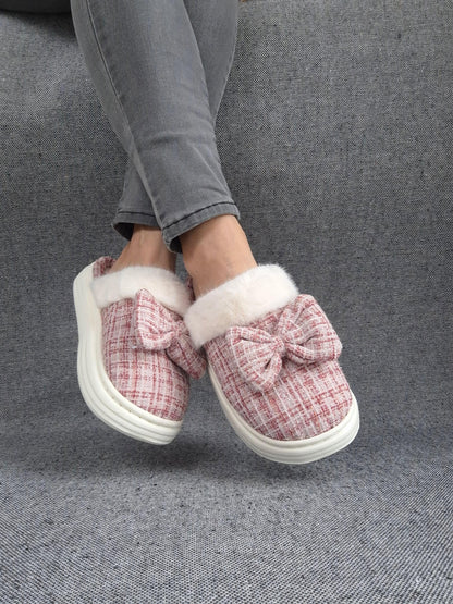 Chaussons fourrés rouge et blanc en tissu à carreaux avec noeud Le Petit Placard