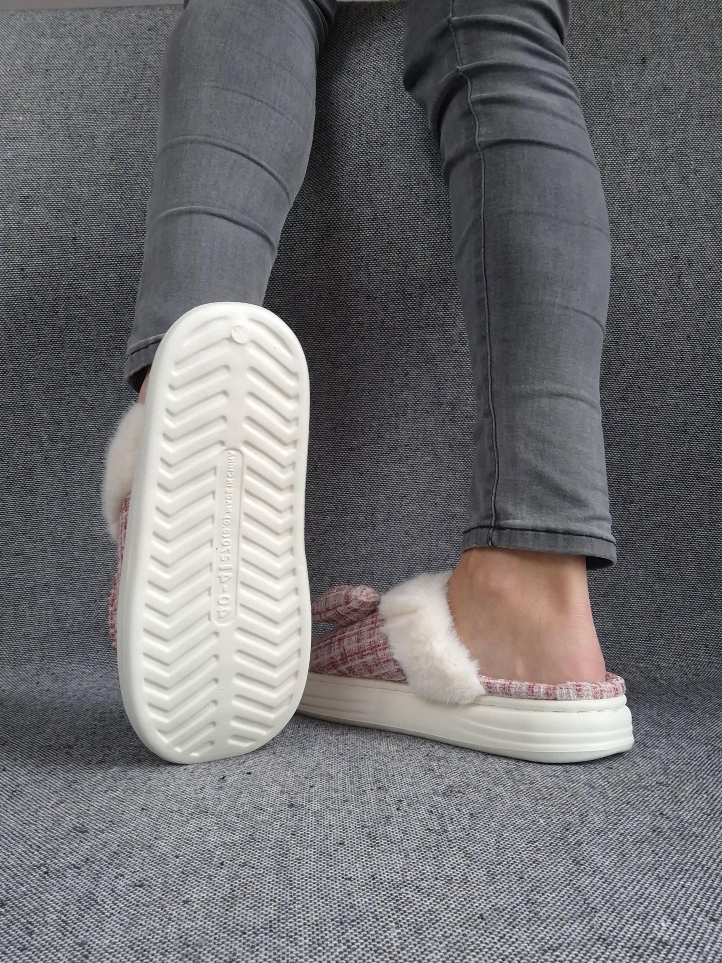 Chaussons fourrés rouge et blanc en tissu à carreaux avec noeud Le Petit Placard