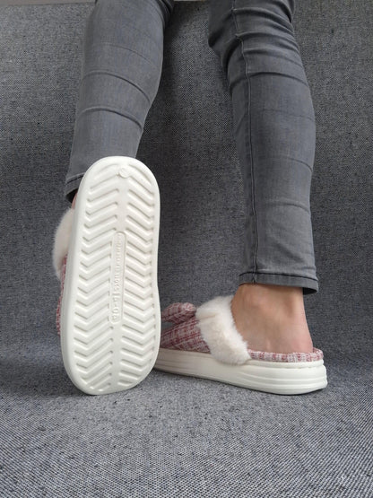 Chaussons fourrés rouge et blanc en tissu à carreaux avec noeud Le Petit Placard