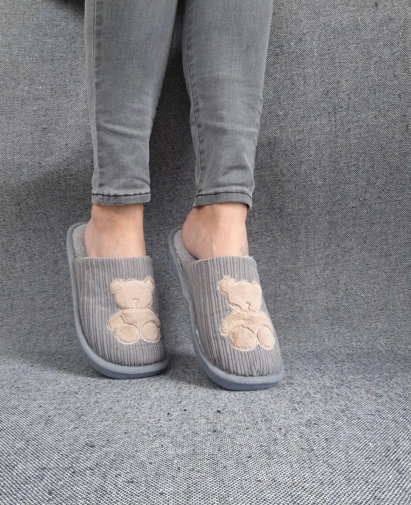 Chaussons fourrés gris en tissu avec motif ours beige Le Petit Placard