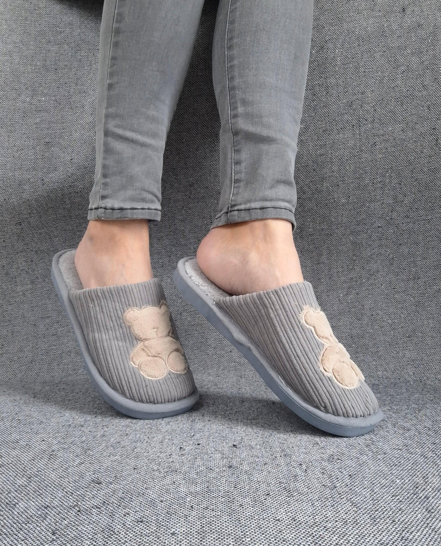 Chaussons fourrés gris en tissu avec motif ours beige Le Petit Placard