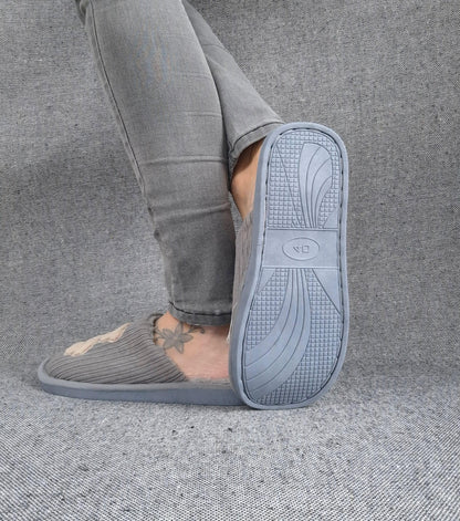 Chaussons fourrés gris en tissu avec motif ours beige Le Petit Placard