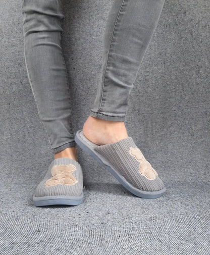 Chaussons fourrés gris en tissu avec motif ours beige Le Petit Placard
