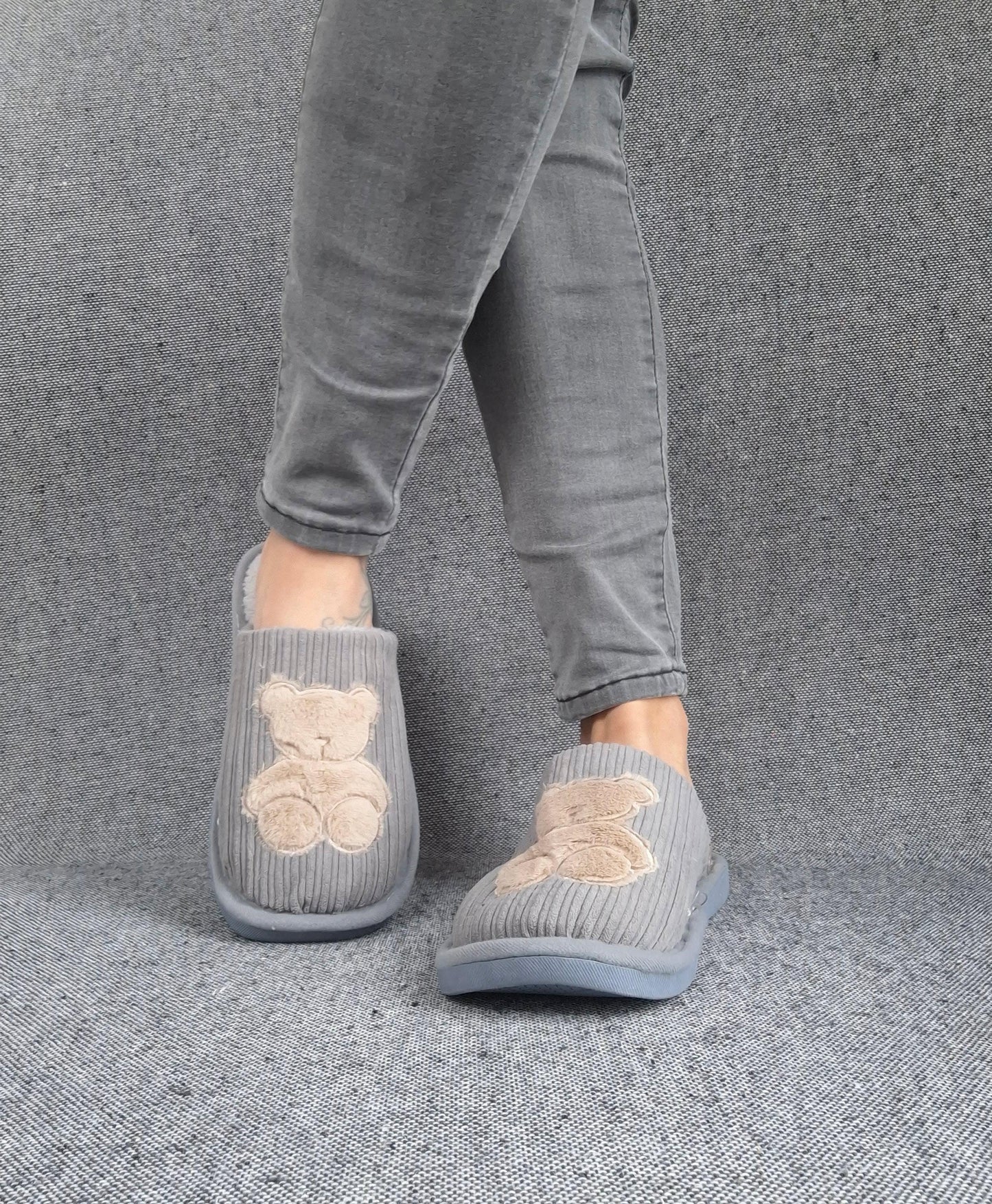 Chaussons fourrés gris en tissu avec motif ours beige Le Petit Placard