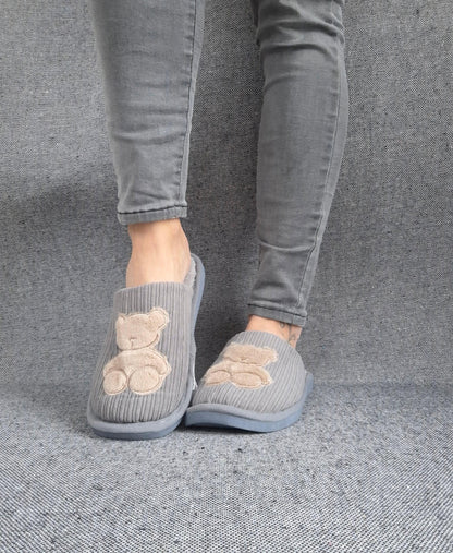 Chaussons fourrés gris en tissu avec motif ours beige Le Petit Placard