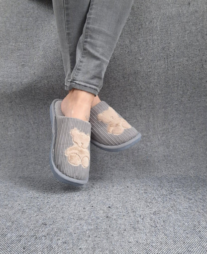 Chaussons fourrés gris en tissu avec motif ours beige Le Petit Placard