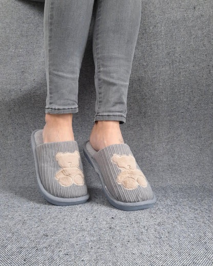 Chaussons fourrés gris en tissu avec motif ours beige Le Petit Placard