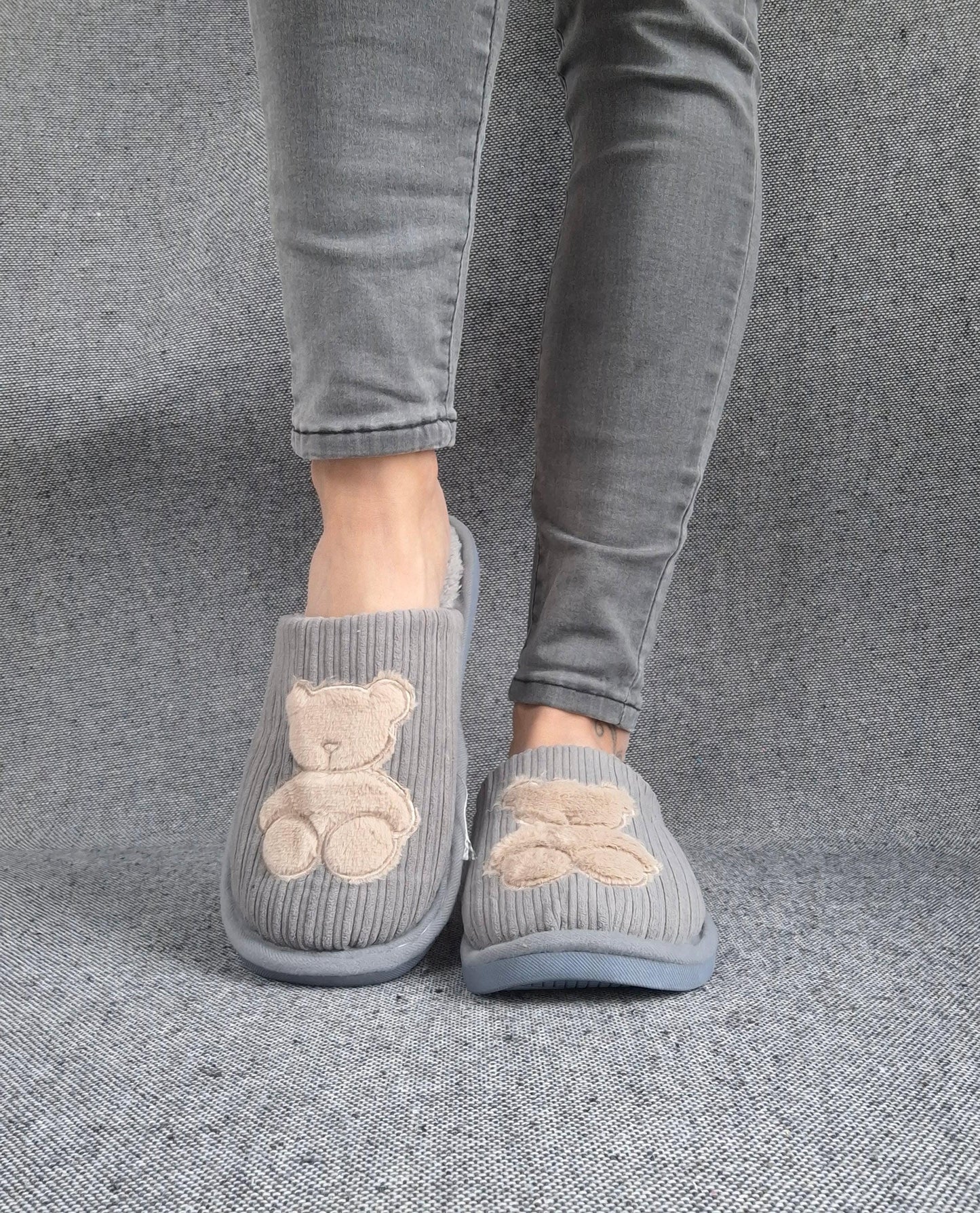 Chaussons fourrés gris en tissu avec motif ours beige Le Petit Placard