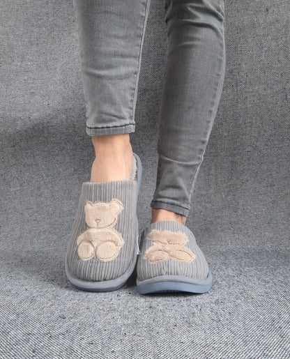 Chaussons fourrés gris en tissu avec motif ours beige Le Petit Placard