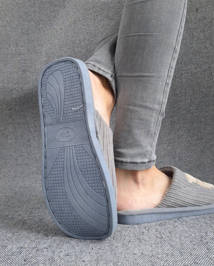 Chaussons fourrés gris en tissu avec motif ours beige Le Petit Placard