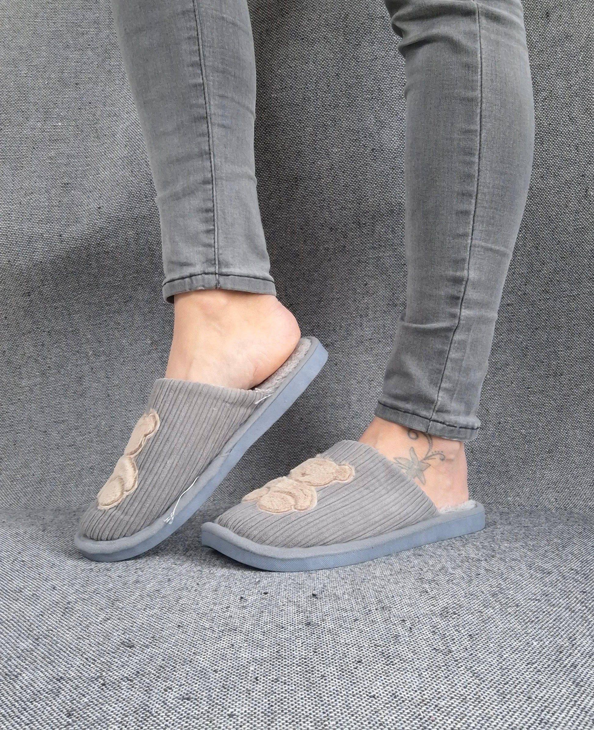 Chaussons fourrés gris en tissu avec motif ours beige Le Petit Placard