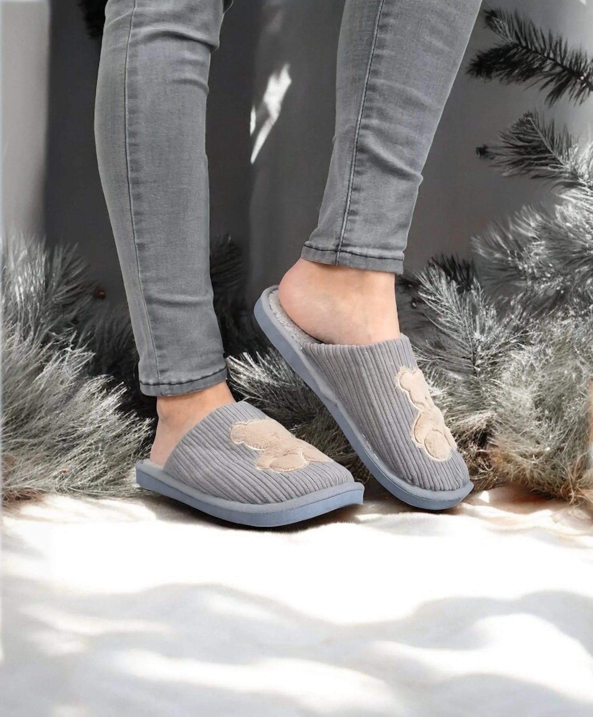 Chaussons fourrés gris en tissu avec motif ours beige Le Petit Placard