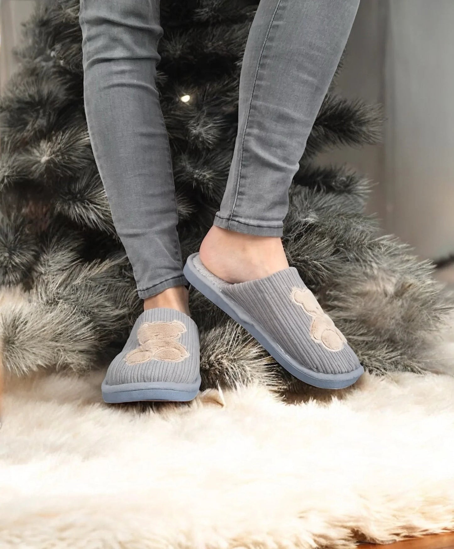 Chaussons fourrés gris en tissu avec motif ours beige Le Petit Placard