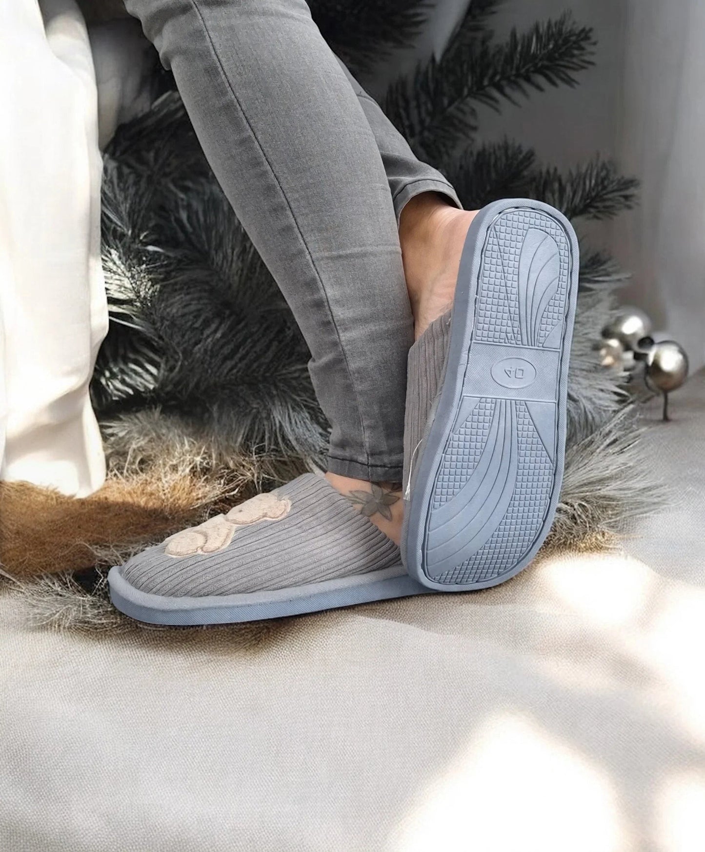 Chaussons fourrés gris en tissu avec motif ours beige Le Petit Placard