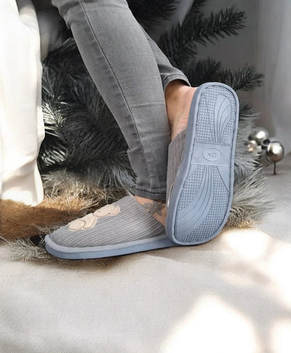 Chaussons fourrés gris en tissu avec motif ours beige Le Petit Placard