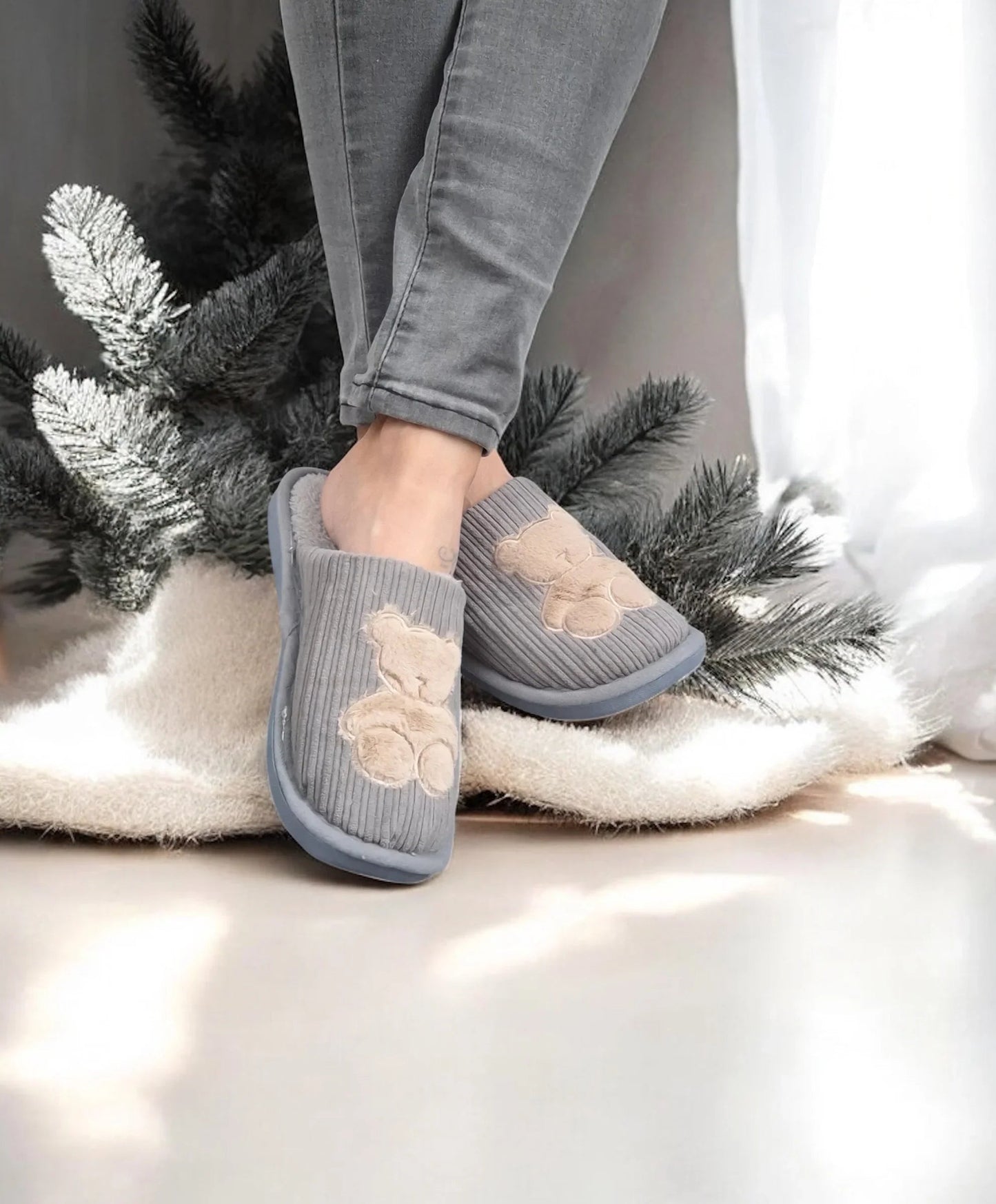 Chaussons fourrés gris en tissu avec motif ours beige Le Petit Placard
