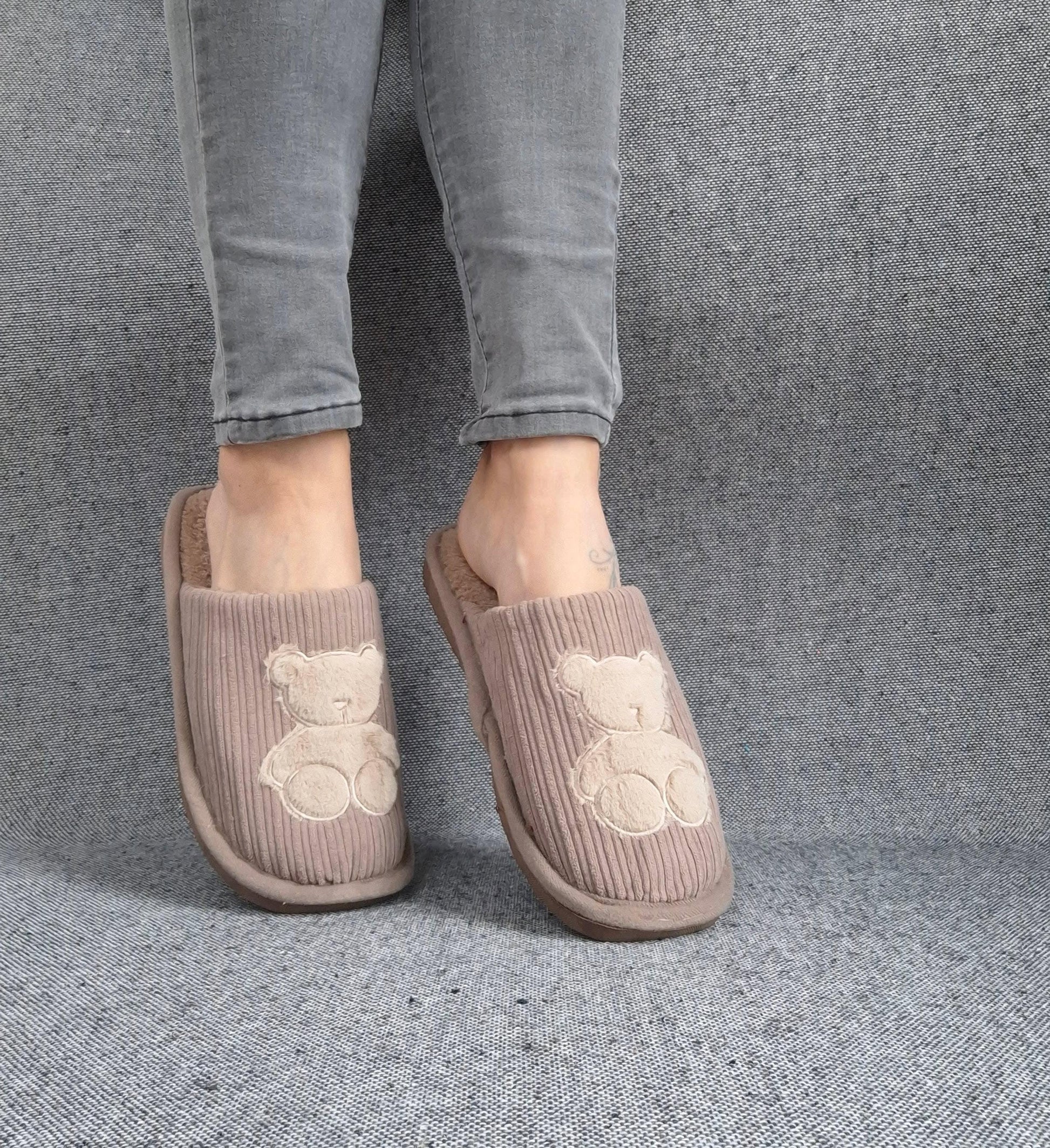 Chaussons fourrés marron en tissu avec motif ours Le Petit Placard