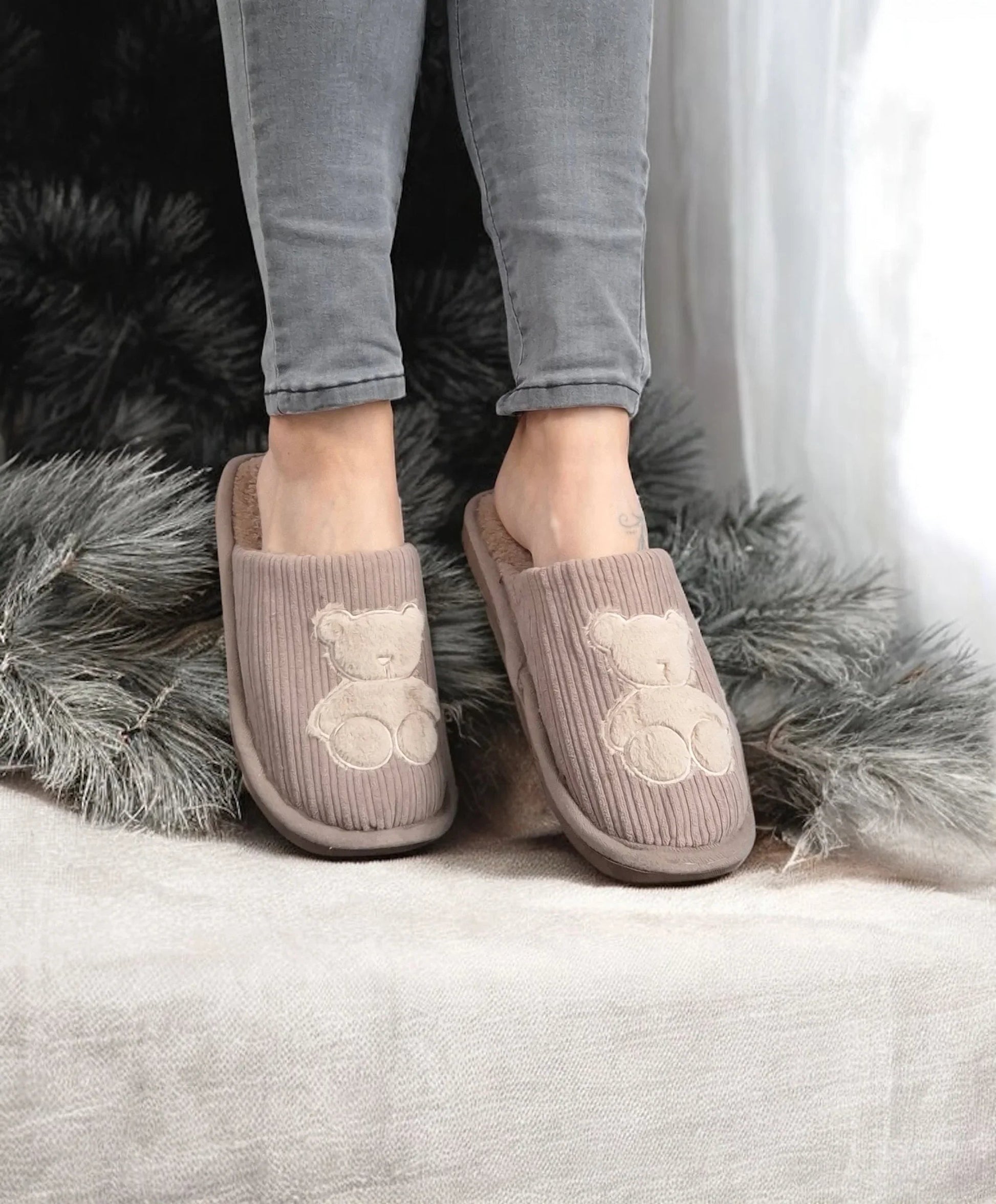 Chaussons fourrés marron en tissu avec motif ours Le Petit Placard