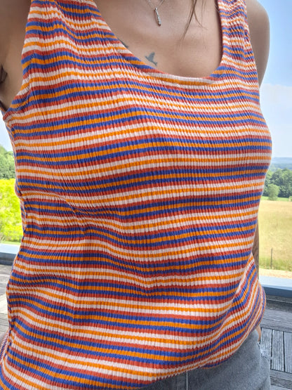 Débardeur à rayures upcyclé en coton/lin porté par une femme, motif multicolore orange, bleu et blanc