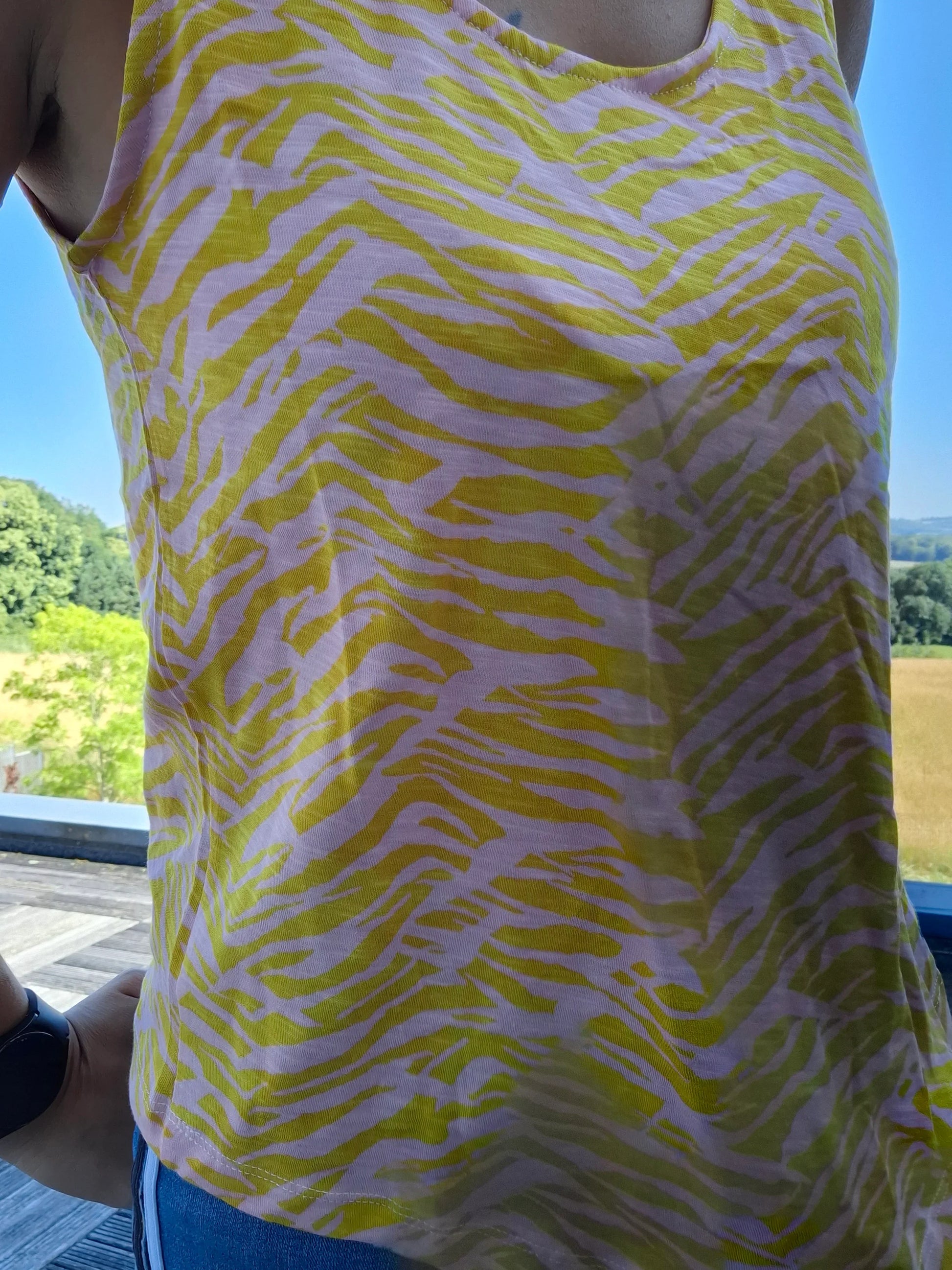 Débardeur upcyclé bariolé jaune et blanc motif zébré en coton/lin, porté en extérieur par temps ensoleillé