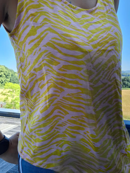 Débardeur upcyclé bariolé jaune et blanc motif zébré en coton/lin, porté en extérieur par temps ensoleillé