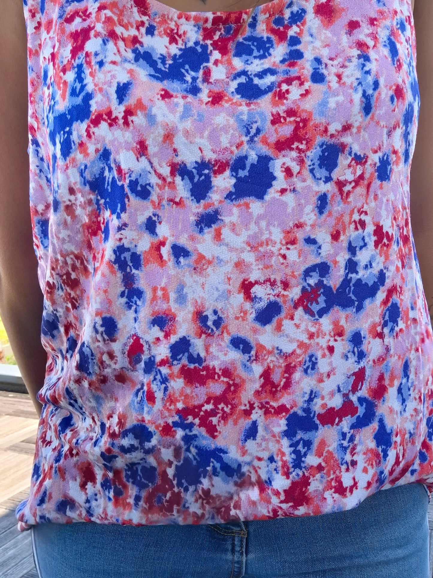 Débardeur fleuri bleu et rouge upcyclé en coton/lin porté avec un jean, imprimé floral coloré tie-dye