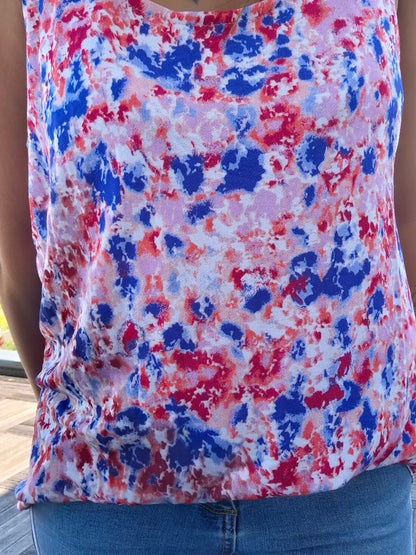 Débardeur fleuri bleu et rouge upcyclé en coton/lin porté avec un jean, imprimé floral coloré tie-dye