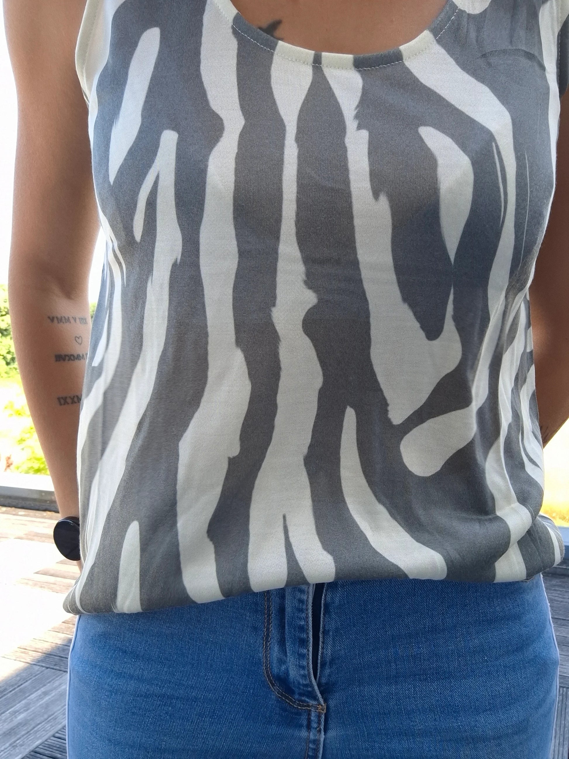 Débardeur upcyclé motif zèbre gris et blanc en coton/lin porté avec un jean bleu