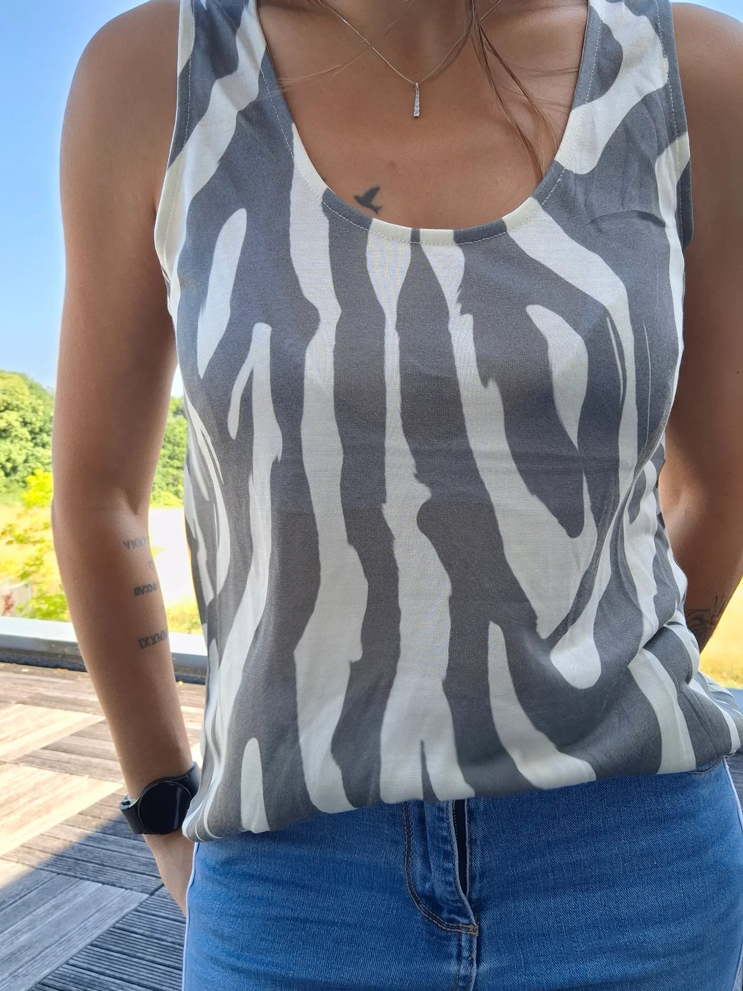 Débardeur upcyclé motif zèbre gris et blanc en coton/lin porté avec un jean bleu