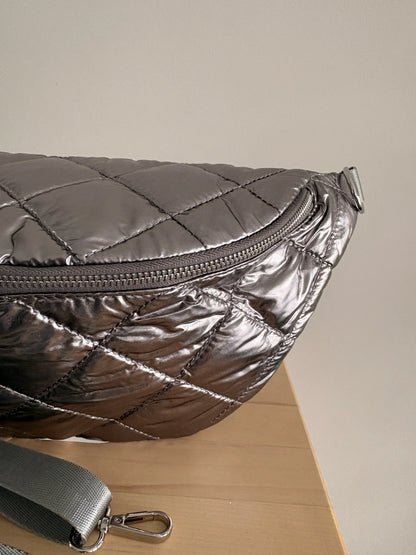 Sac banane XL matelassé effet doudoune argenté avec fermeture éclair et bandoulière réglable