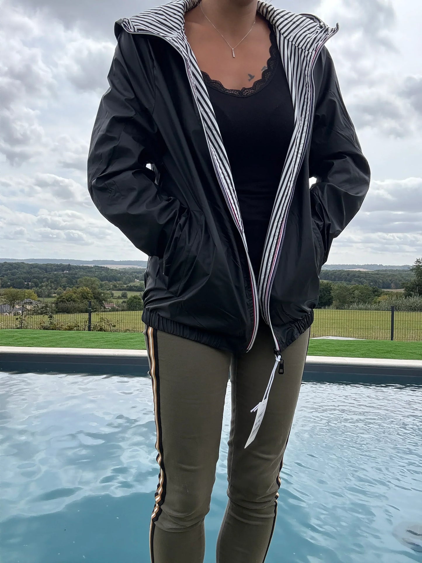 Manteau court femme imperméable réversible avec capuche, intérieur marin rayé noir et blanc, de la marque Le Petit Placard.