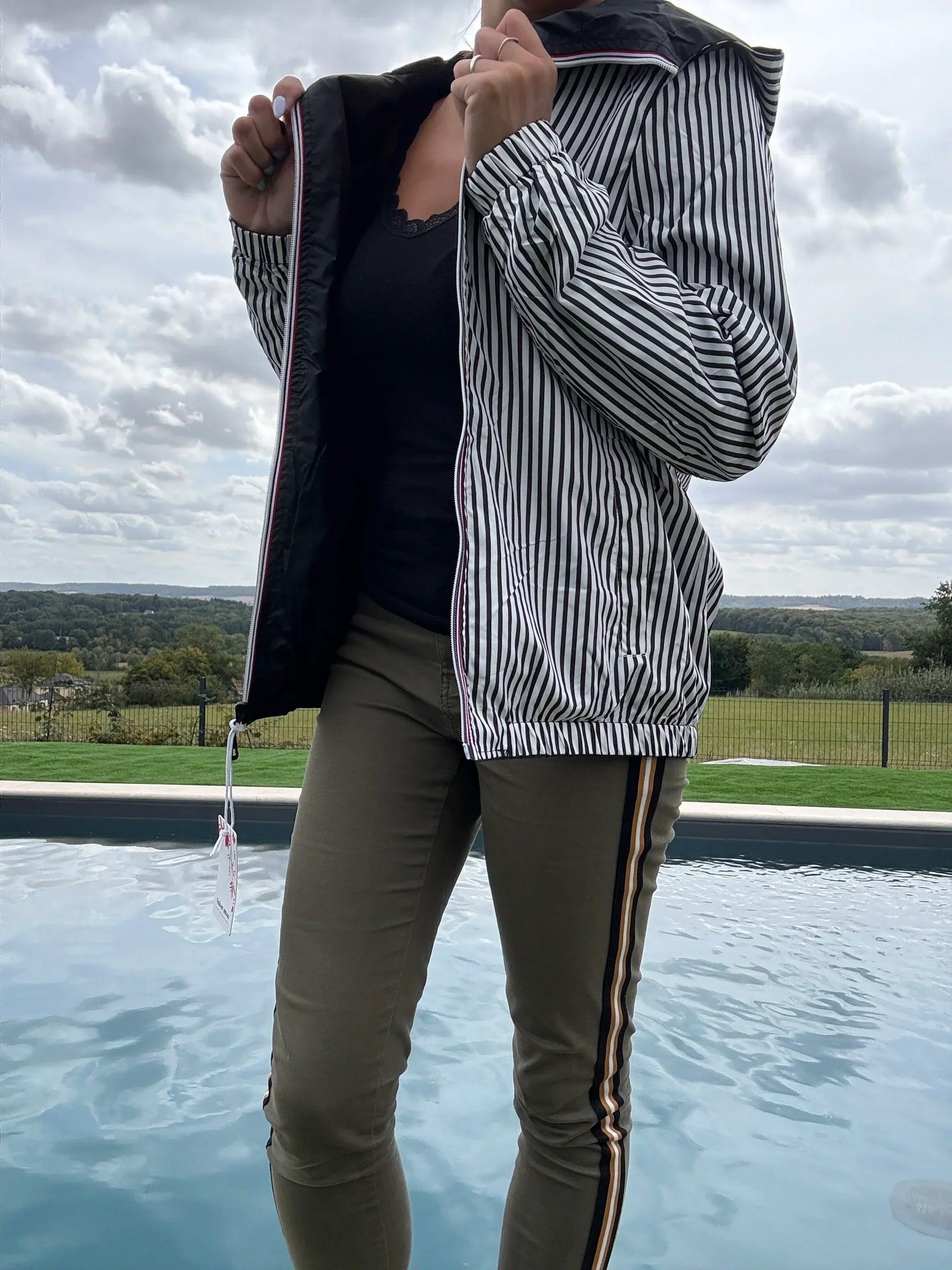 Manteau court femme Le Petit Placard imperméable réversible à capuche, intérieur marin rayé noir et blanc.