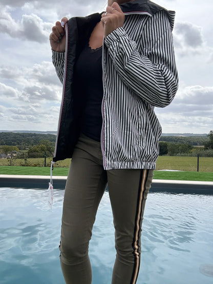 Manteau court femme Le Petit Placard imperméable réversible à capuche, intérieur marin rayé noir et blanc.