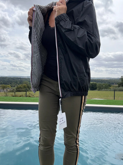 Manteau court femme Le Petit Placard, imperméable, réversible avec capuche, intérieur marin rayé noir et blanc, style élégant.
