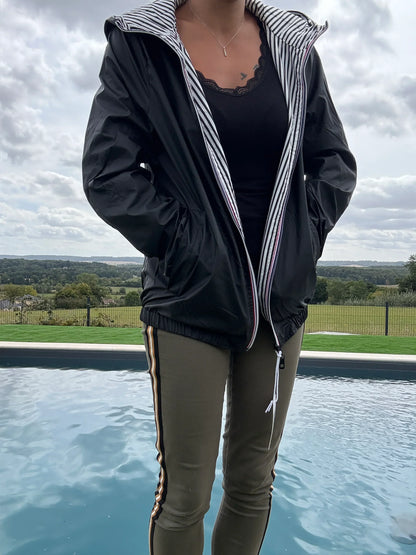 Manteau court femme imperméable réversible avec capuche, intérieur marin rayé noir et blanc, de la marque Le Petit Placard