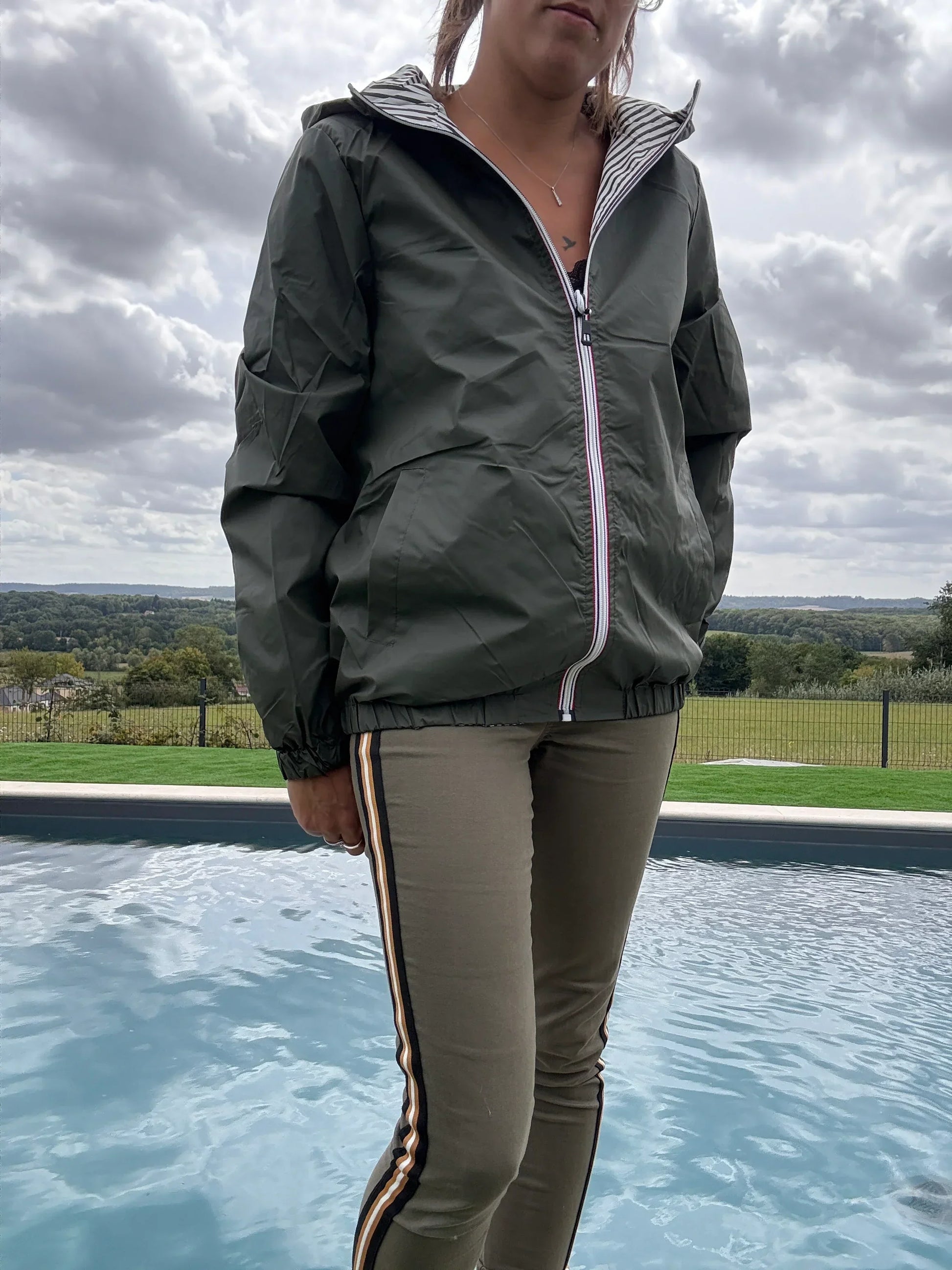 Manteau court réversible imperméable kaki avec capuche, intérieur marin kaki et blanc, par Le Petit Placard.