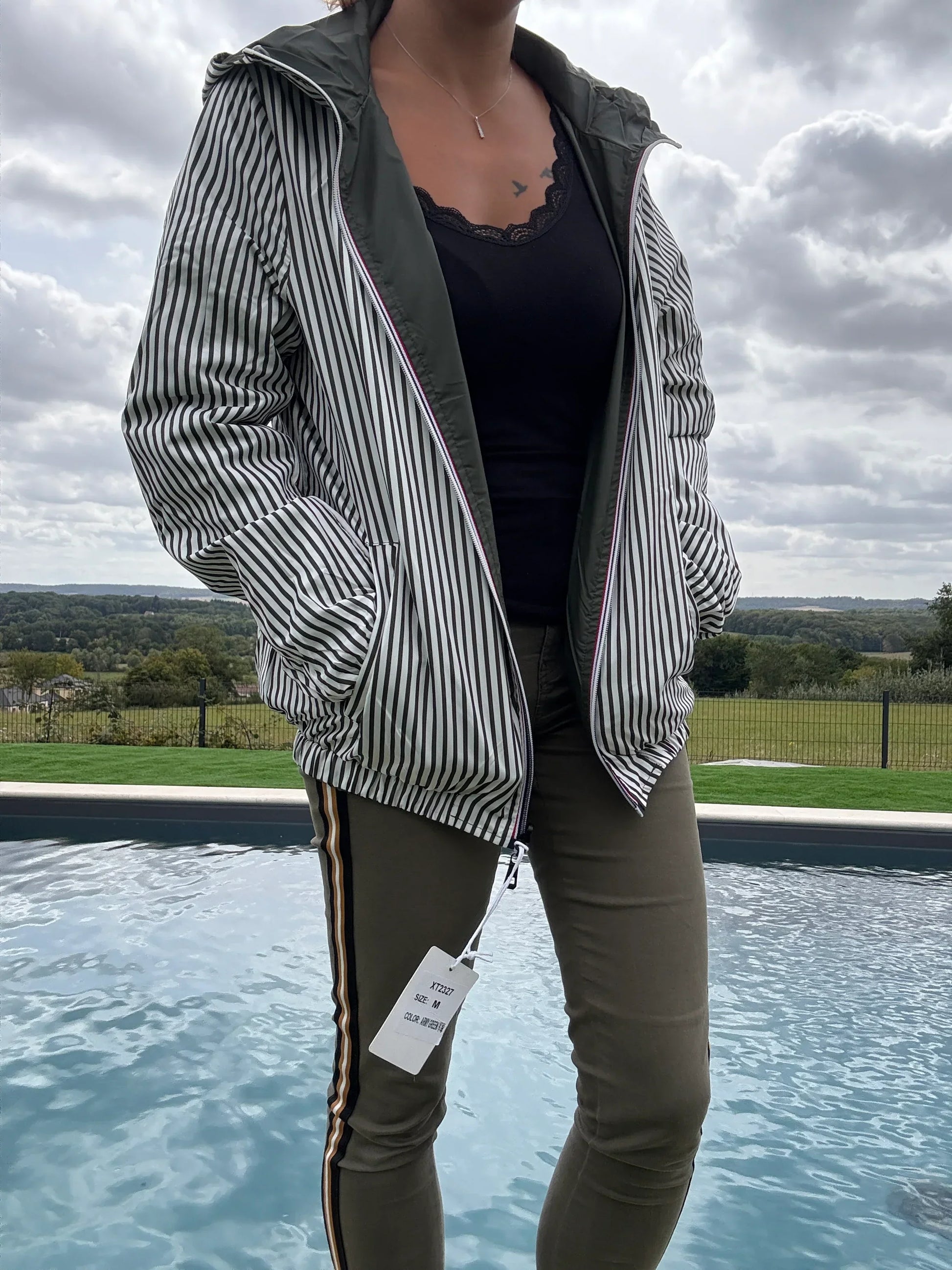 Manteau court réversible imperméable kaki avec capuche, intérieur marin kaki et blanc, par Le Petit Placard