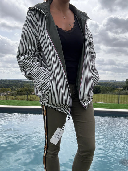 Manteau court réversible imperméable kaki avec capuche, intérieur marin kaki et blanc, par Le Petit Placard