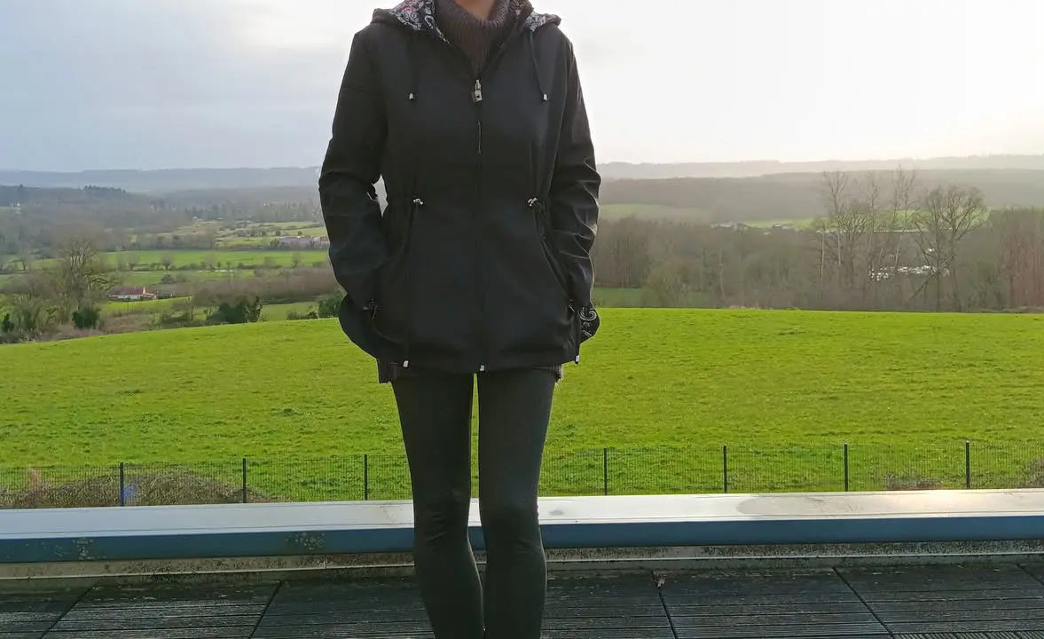 Manteau Veste légère et réversible deperlante noir/motifs fleuris Le Petit Placard