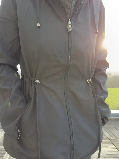 Manteau Veste légère et réversible deperlante noir/motifs fleuris Le Petit Placard
