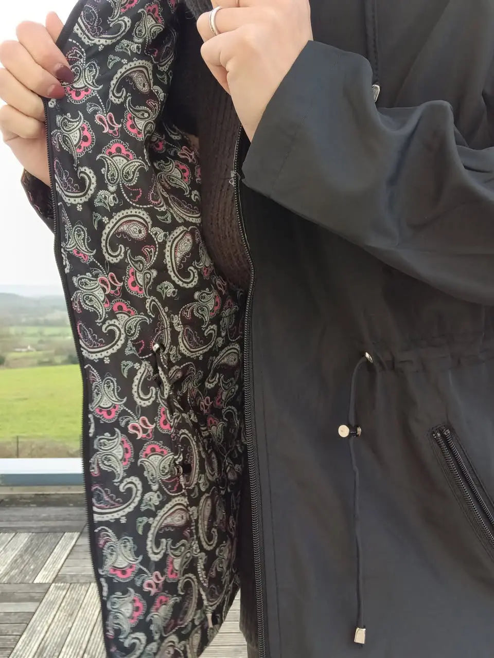 Manteau Veste légère et réversible deperlante noir/motifs fleuris Le Petit Placard