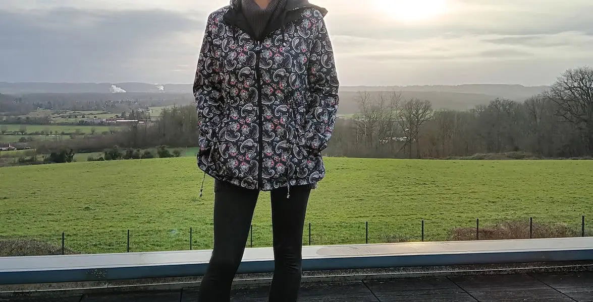 Manteau Veste légère et réversible deperlante noir/motifs fleuris Le Petit Placard