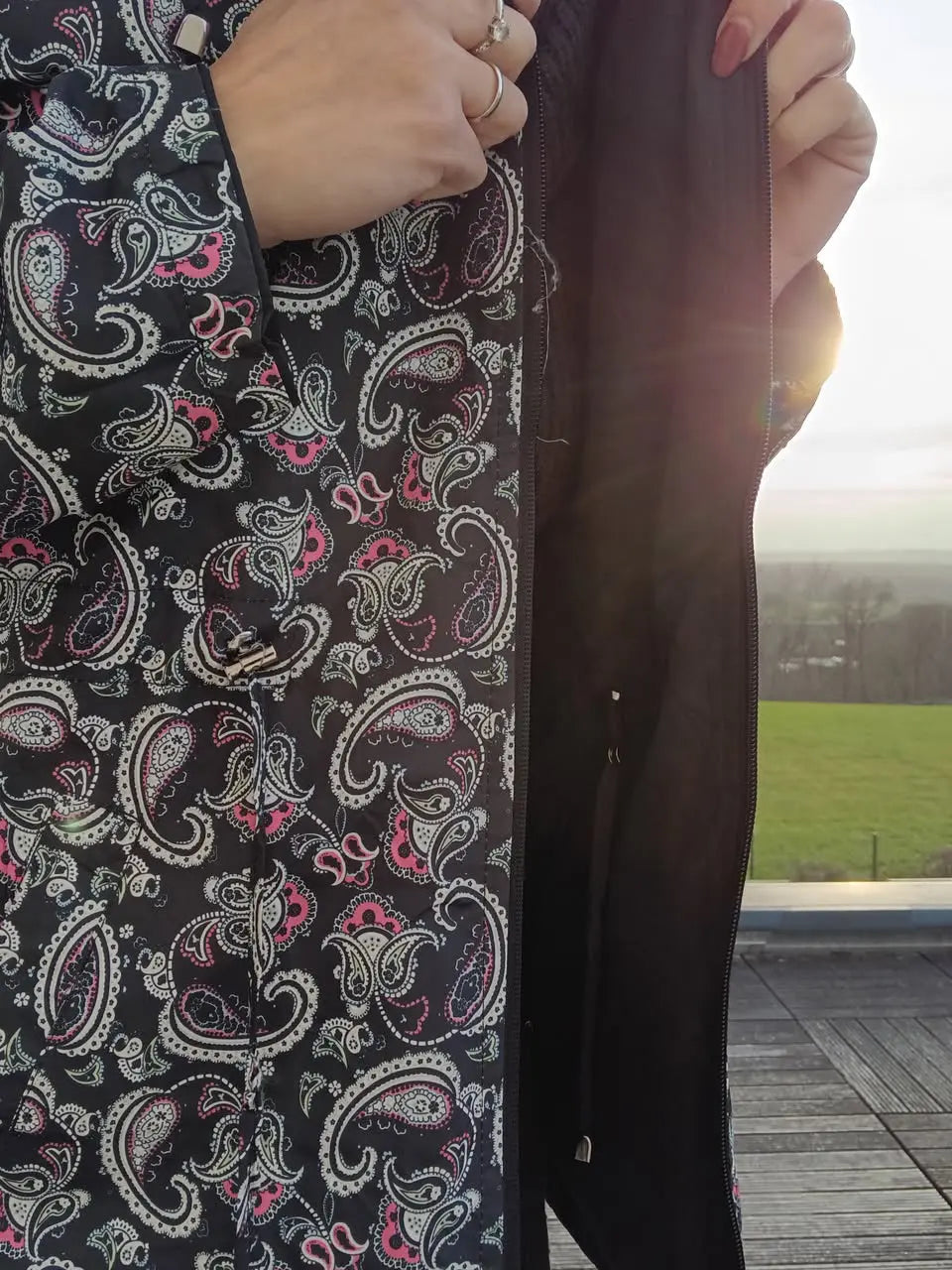 Manteau Veste légère et réversible deperlante noir/motifs fleuris Le Petit Placard