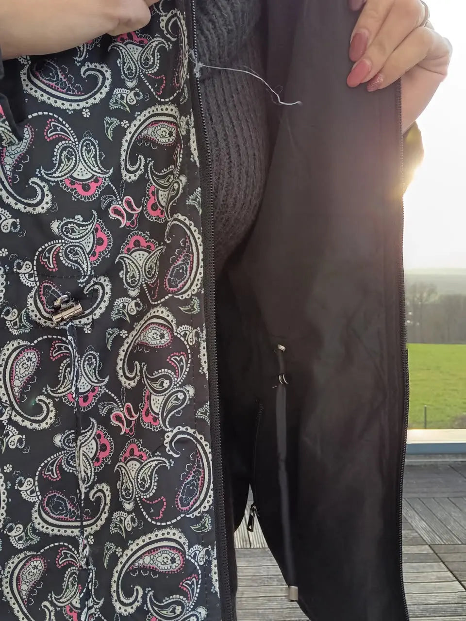 Veste légère et réversible deperlante noir/motifs fleuris - Le Petit Placard