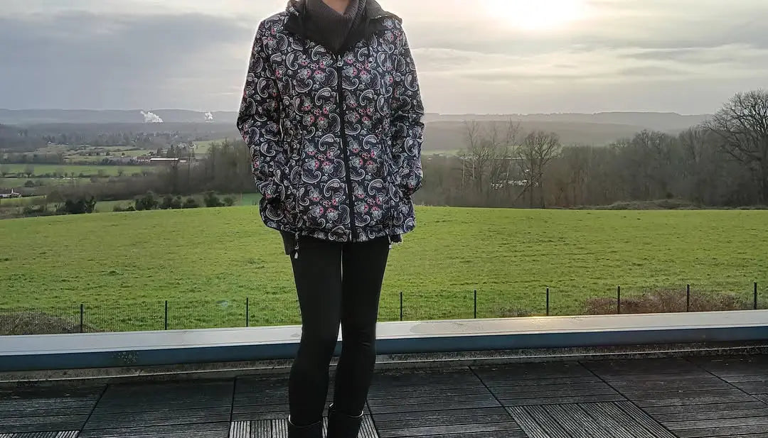 Veste légère et réversible deperlante noir/motifs fleuris - Le Petit Placard