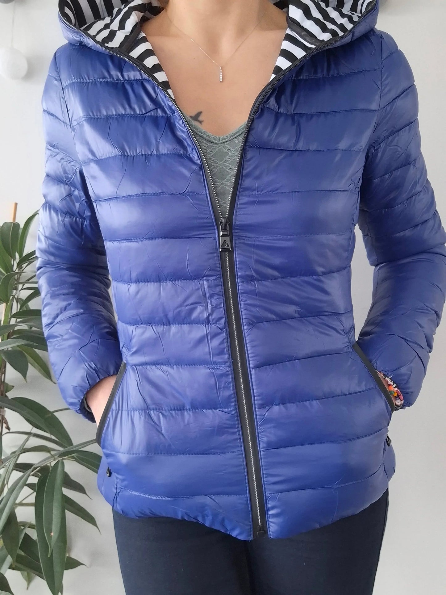 Attrait Paris - Doudoune imperméable et matelassé bleu électrique avec capuche Le Petit Placard
