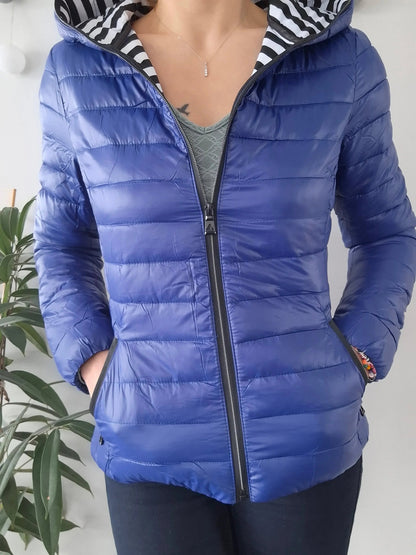 Attrait Paris - Doudoune imperméable et matelassé bleu électrique avec capuche Le Petit Placard