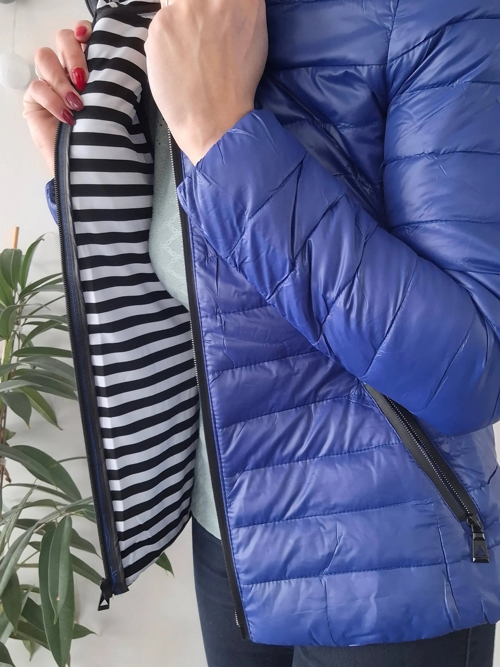 Attrait Paris - Doudoune imperméable et matelassé bleu électrique avec capuche Le Petit Placard