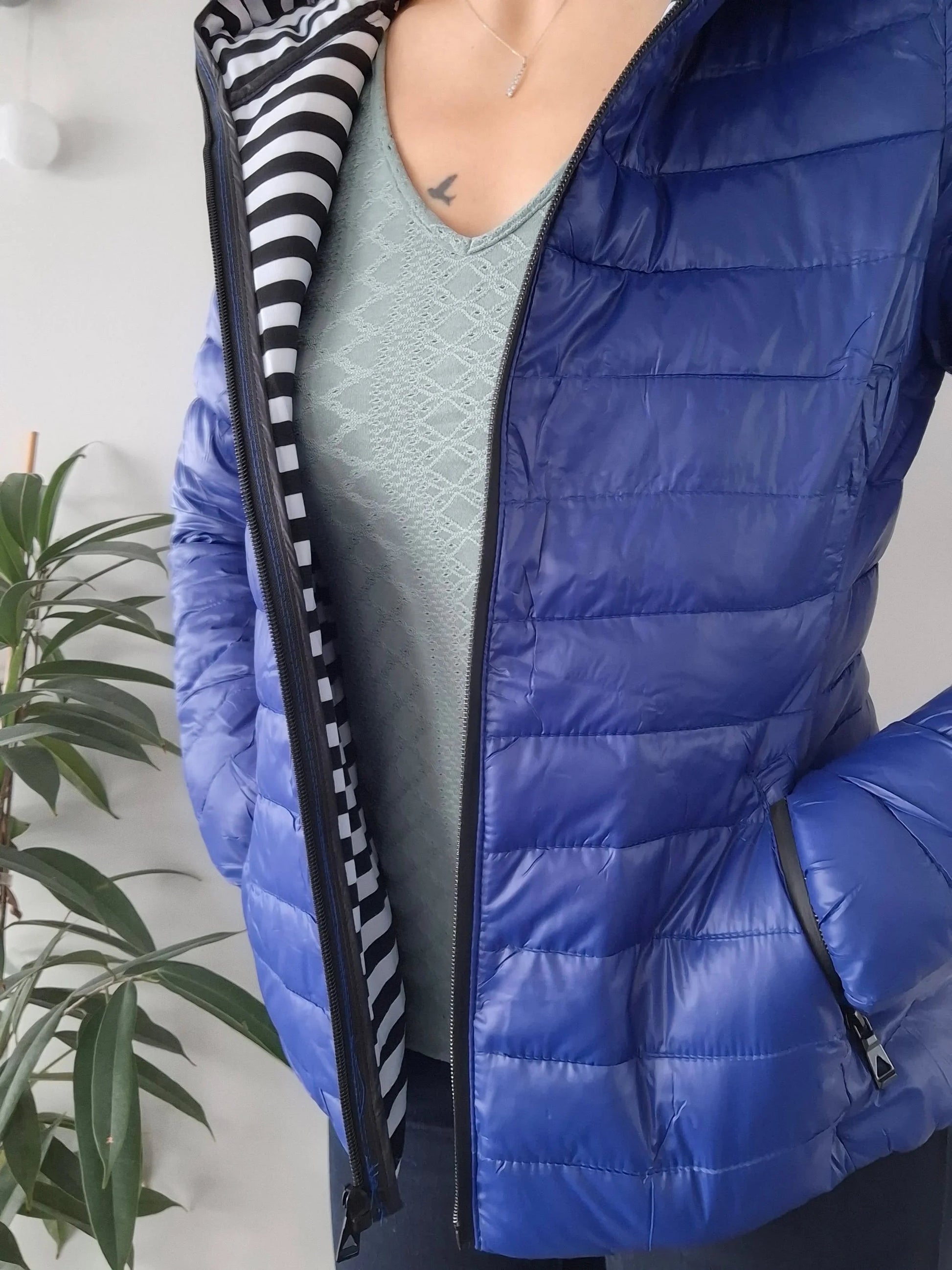 Attrait Paris - Doudoune imperméable et matelassé bleu électrique avec capuche Le Petit Placard