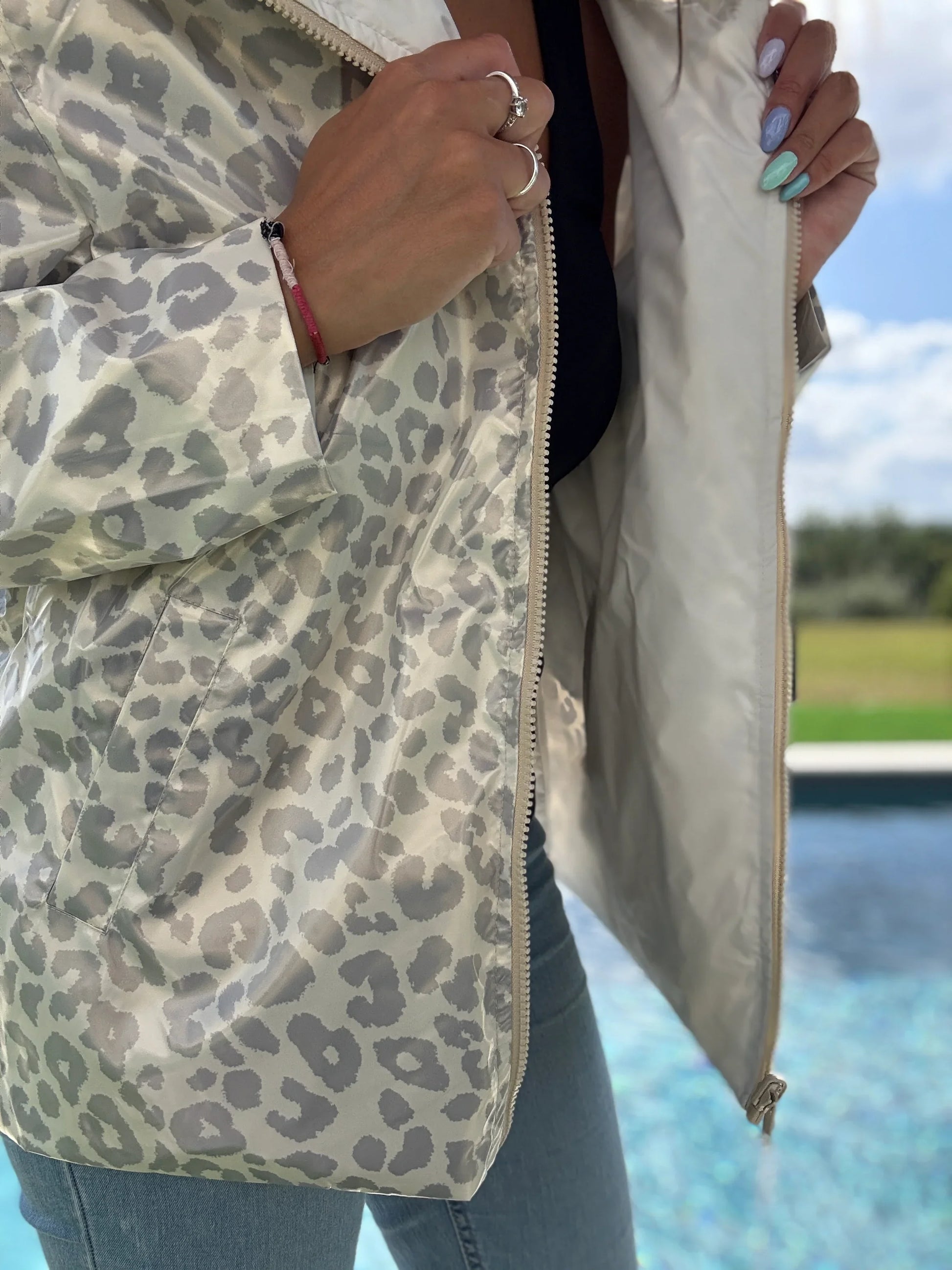 Intérieur du manteau parka réversible léopard argenté blanc Escandelle, avec doublure blanche et fermeture éclair dorée